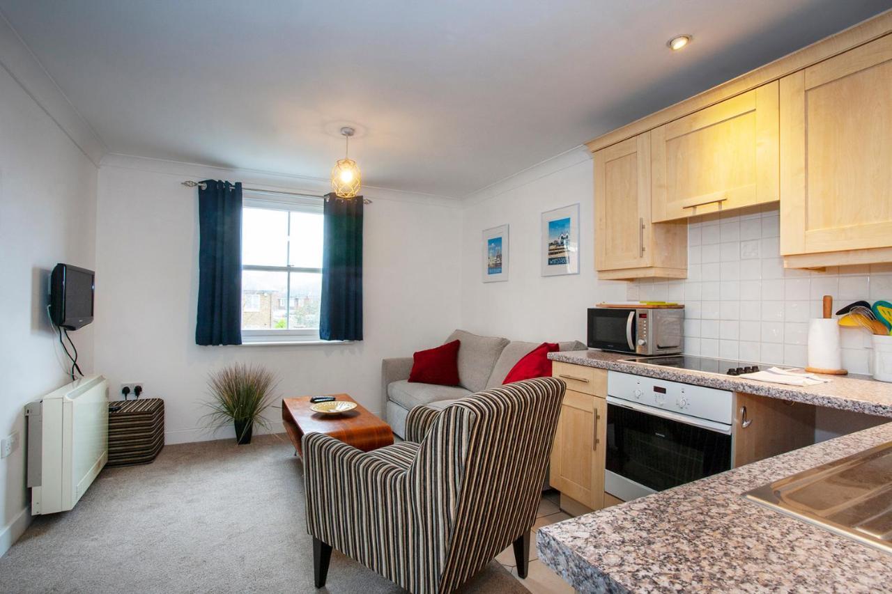 The Spires - Cosy Apartment Just Outside Of City Centre 캔터베리 외부 사진